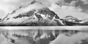 Obraz jazero poblíž nádhernej hory v čiernobielom prevedení