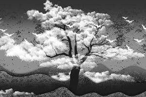 Obraz čiernobiely strom zaliaty oblakmi