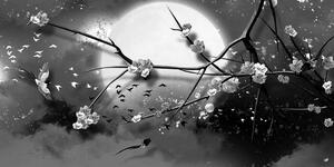 Obraz konáre stromu za splnu mesiaca v čiernobielom prevedení