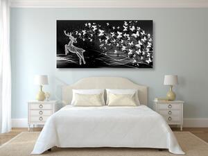 Obraz nádherný jeleň s motýľmi v čiernobielom prevedení