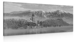 Obraz kostol pri jazere Bled v Slovinsku v čiernobielom prevedení