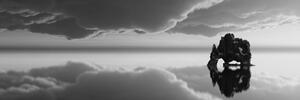 Obraz skala pod oblakmi v čiernobielom prevedení