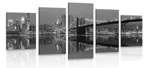 5-dielny obraz odraz Manhattanu vo vode v čiernobielom prevedení