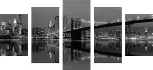 5-dielny obraz odraz Manhattanu vo vode v čiernobielom prevedení
