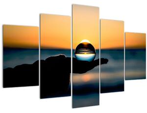 Obraz sklenenej gule v dlani (150x105 cm)