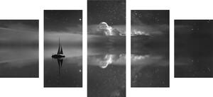5-dielny obraz loďka na mori v čiernobielom prevedení