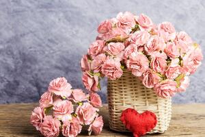 Obraz kytička ružových karafiátov v košíku