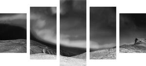 5-dielny obraz polárna žiara na oblohe v čiernobielom prevedení