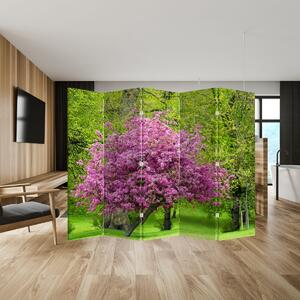 Paraván - Rozkvitnutý strom na lúke (210x170 cm)