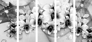 5-dielny obraz čiernobiele kvety na abstraktnom pozadí