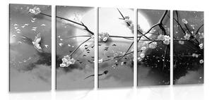 5-dielny obraz konáre stromu za splnu mesiaca v čiernobielom prevedení