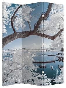 Paraván - Zasnežený strom pri vode (126x170 cm)