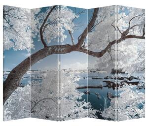Paraván - Zasnežený strom pri vode (210x170 cm)