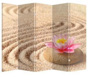 Paraván - Kameň s kvetinou na piesku (210x170 cm)