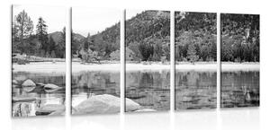 5-dielny obraz jazero v nádhernej prírode v čiernobielom prevedení