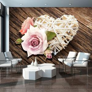 Fototapeta - Srdce a ruže na drevených doskách (152,5x104 cm)