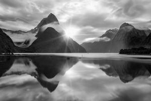 Obraz krásny východ slnka na Novom Zélande v čiernobielom prevedení