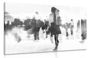 Obraz siluety ľudí vo veľkomeste v čiernobielom prevedení