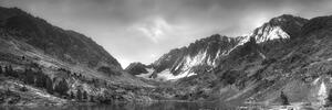 Obraz majestátne hory s jazerom v čiernobielom prevedení