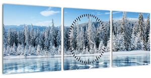 Obraz zamrznutého jazera a zasnežených stromov (s hodinami) (90x30 cm)