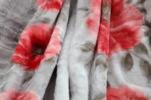 Sivá teplá deka s potlačou červených kvetov Sivá