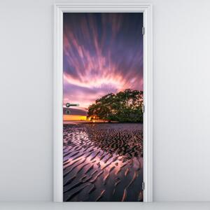 Fototapeta na dvere - Pláž pri západe slnka (95x205cm)