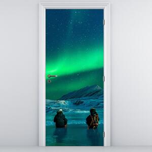 Fototapeta na dvere - Ľudia pri polárnej žiare (95x205cm)