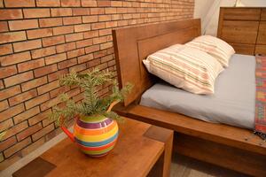Luxusná drevená posteľ (200 x 200 farba orech )