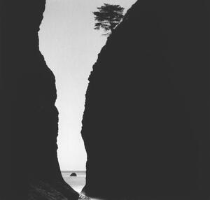 Fotografia The ocean seen through a crevice in shadowed cliff, Zeb Andrews