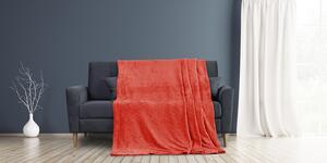 Klasická červená hrejivá deka s geometrickým vzorom