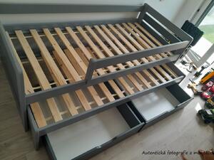 Detská posteľ z masívu borovice TOMÁŠ s prístelkou a šuplíkmi - 200x90 cm - grafit/sivá