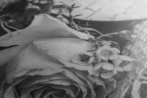Obraz ruža a srdiečko vo vintage čiernobielom prevedení