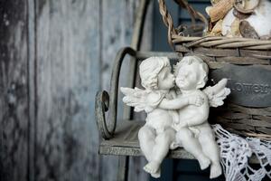 Fototapeta sošky anjelikov na lavičke