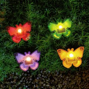 Solárne LED záhradné svietidlo s motýľmi – farebné – 1 teplá biela LED – čierne – 9 x 9 x 8,5 cm – solárne napájanie – automatické zapnutie pri súmraku – dekoratívne vonkajšie osvetlenie pre záhradu a balkón [11732B]