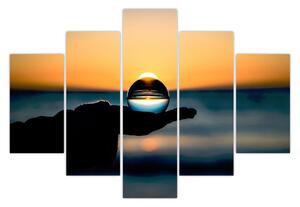 Obraz sklenenej gule v dlani (150x105 cm)