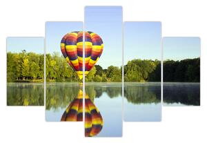 Obraz teplovzdušného balóna na jazere (150x105 cm)