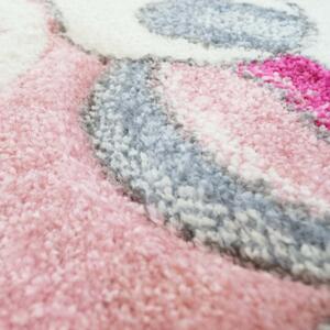 Roztomilý koberec do detskej izby ružovej farby