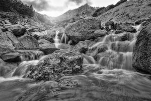 Tapeta čiernobiele vysokohorské vodopády