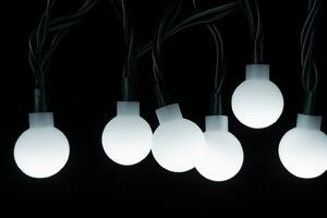 Vnútorná LED vianočná reťaz s guľôčkami - studená biela, 10m, 80 LED