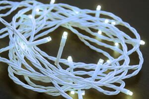 Vonkajšia vianočná LED reťaz, studená biela, biely kábel, 30m, 300 LED