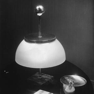Artemide Alfa stolná lampa so skleneným tienidlom