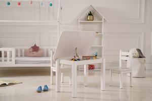 Detský stolík a dve stoličky s priehradkami v bielej farbe