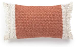 Oranžovo-biela obliečka na vankúš z recyklovaného plastu Kave Home Isaura, 30 x 50 cm