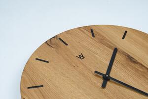 Wooded Nástěnné hodiny Sarnia z masivu DUB ø32 cm Odstín dřeva: Přírodní olej 3232 (+0 Kč), Barva vyfrézování (čísla,znak,drážky): Stejná jako odstín hodin…