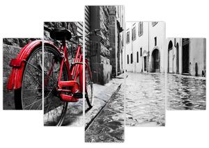 Obraz červeného kolesa na dláždenej ulici (150x105 cm)