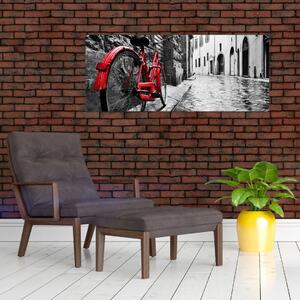 Obraz červeného kolesa na dláždenej ulici (120x50 cm)