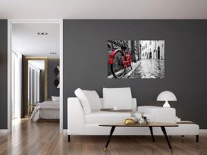 Obraz červeného kolesa na dláždenej ulici (90x60 cm)