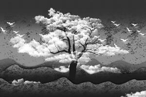 Tapeta čiernobiely strom zaliaty oblakmi