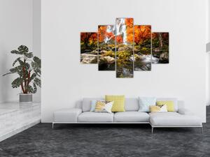Obraz - Vodopády v oranžovom lese (150x105 cm)