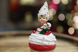 Klasik vianočná figúrka škriatok v muffine 15cm